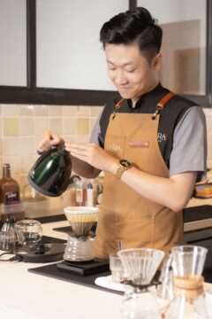 dong phuc tap de quan cafe